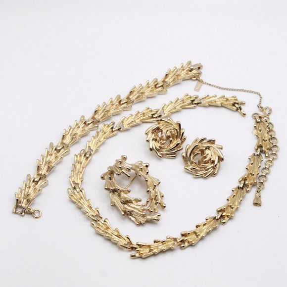 MONET TEXTURED BRUTALIST GOLD TONE PARURE SET - Picture 8 of 9